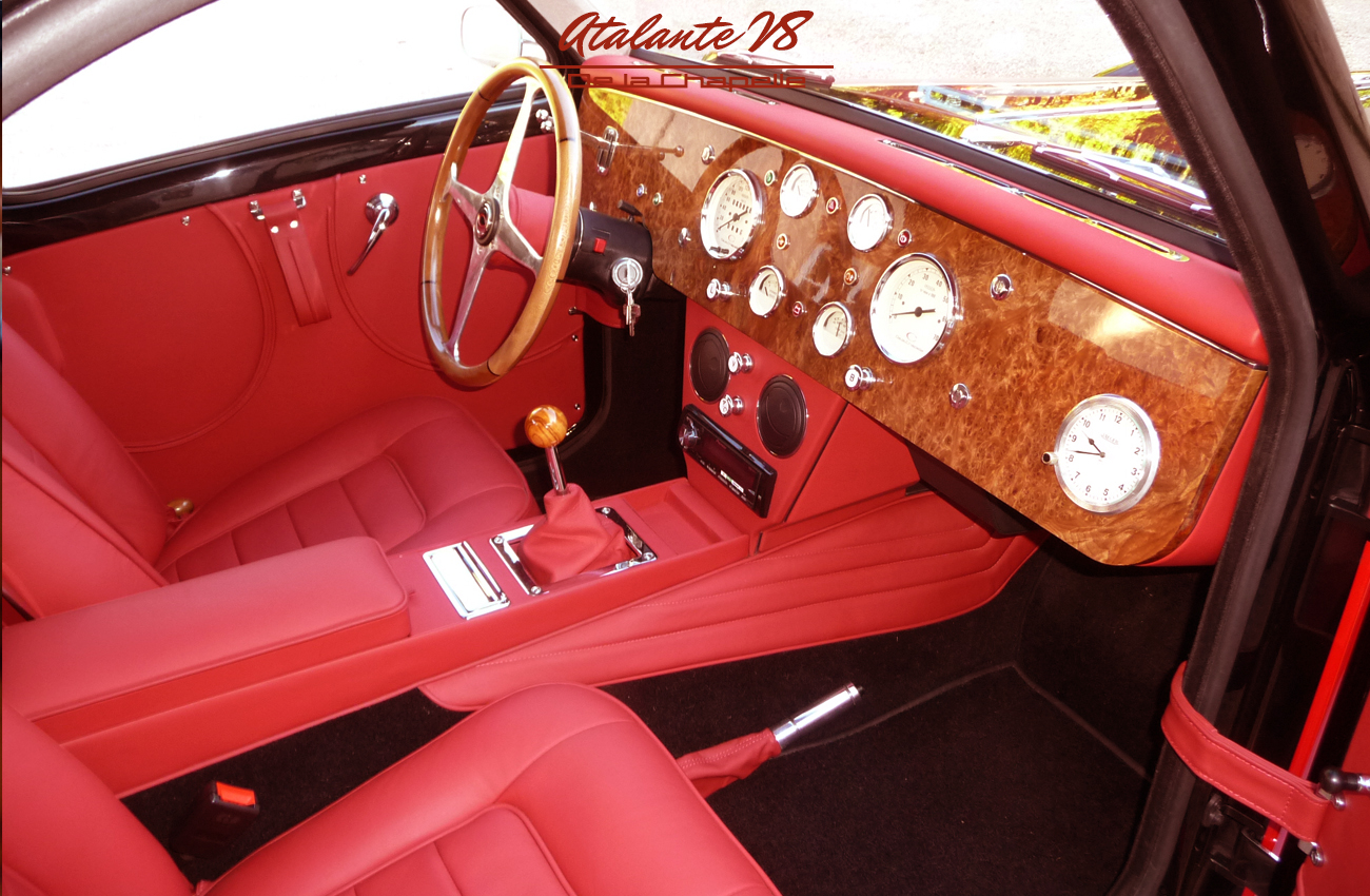 Intérieur rouge d'une voiture Atalante V8 De La Chapelle